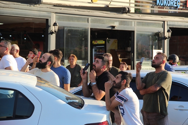 Foto - Çatıdan atlamak isteyen şahsı bakın neyle ikna etmeye çalıştılar