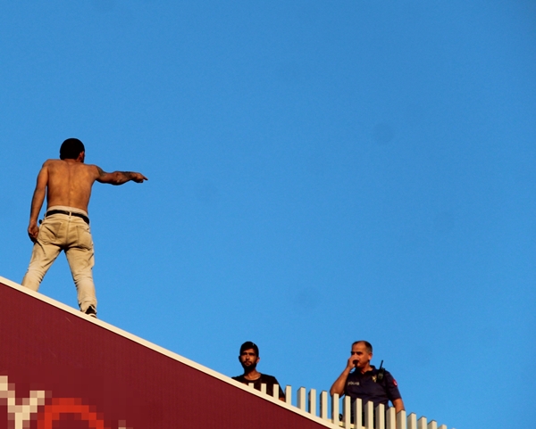 Foto - Çatıdan atlamak isteyen şahsı bakın neyle ikna etmeye çalıştılar