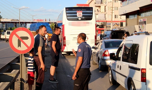 Foto - Çatıdan atlamak isteyen şahsı bakın neyle ikna etmeye çalıştılar