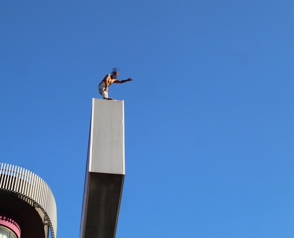 Foto - Çatıdan atlamak isteyen şahsı bakın neyle ikna etmeye çalıştılar