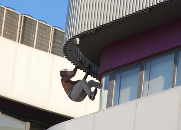 Foto - Çatıdan atlamak isteyen şahsı bakın neyle ikna etmeye çalıştılar