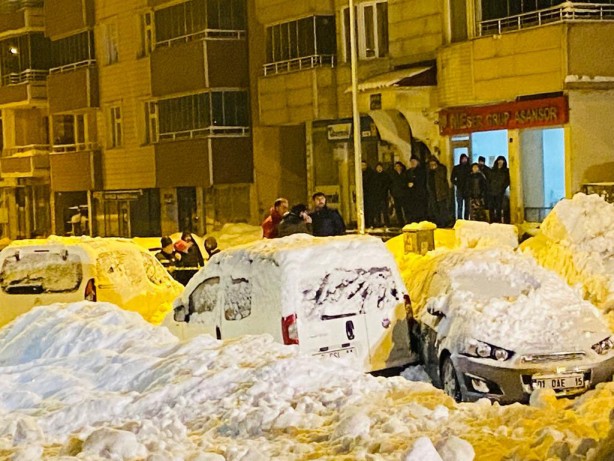 Çatıdan düşen kar yığını 3 araca zarar verdi