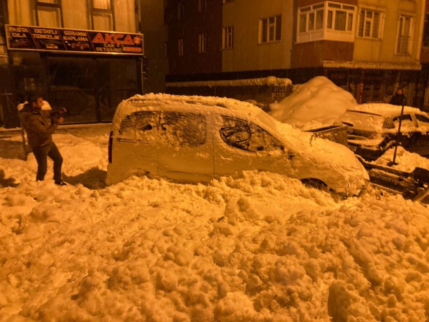 Foto - Çatıdan düşen kar yığını 3 araca zarar verdi