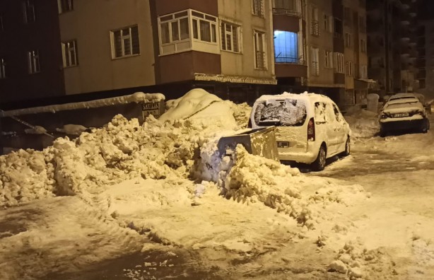 Foto - Çatıdan düşen kar yığını 3 araca zarar verdi