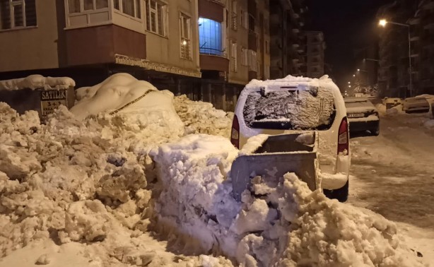 Foto - Çatıdan düşen kar yığını 3 araca zarar verdi