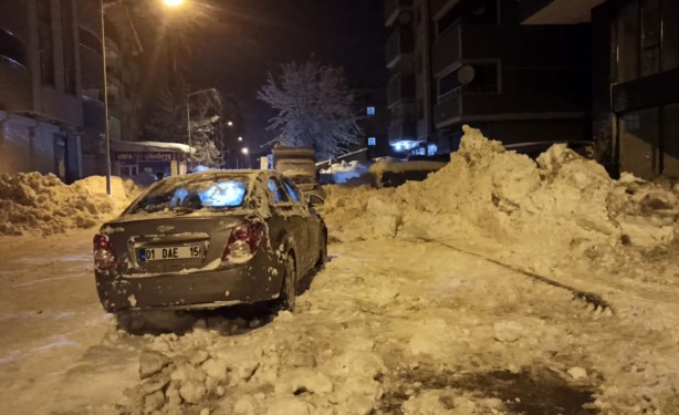 Foto - Çatıdan düşen kar yığını 3 araca zarar verdi