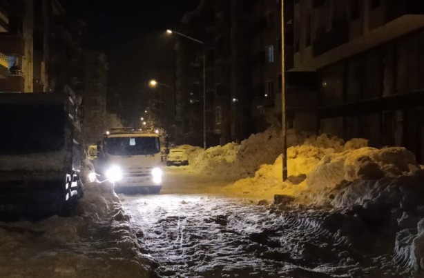 Foto - Çatıdan düşen kar yığını 3 araca zarar verdi