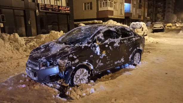 Foto - Çatıdan düşen kar yığını 3 araca zarar verdi