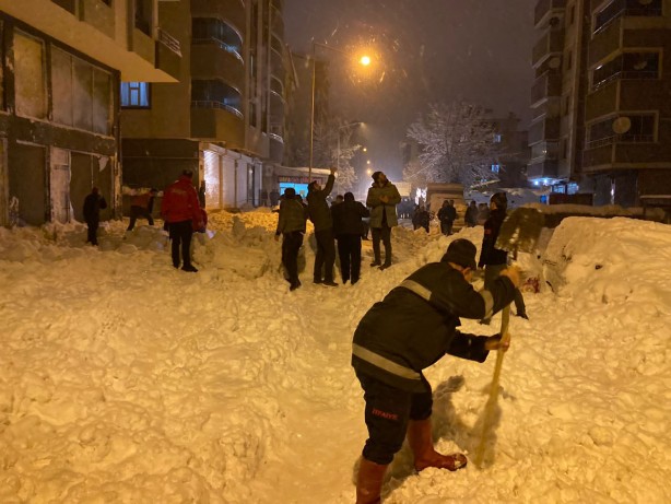 Foto - Çatıdan düşen kar yığını 3 araca zarar verdi