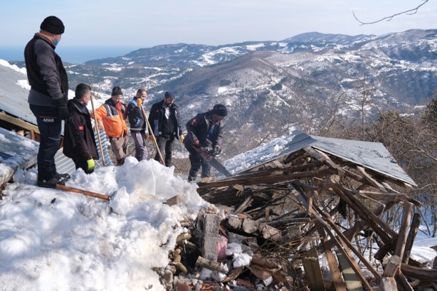 Foto - Çatısı çöken ahırda mahsur kalan hayvanlar kurtarıldı