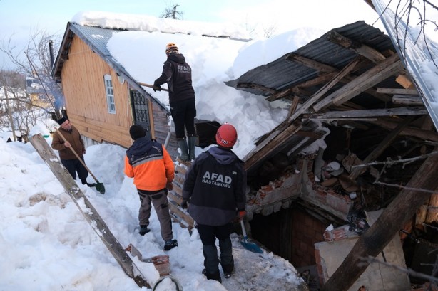 Çatısı çöken ahırda mahsur kalan hayvanlar kurtarıldı