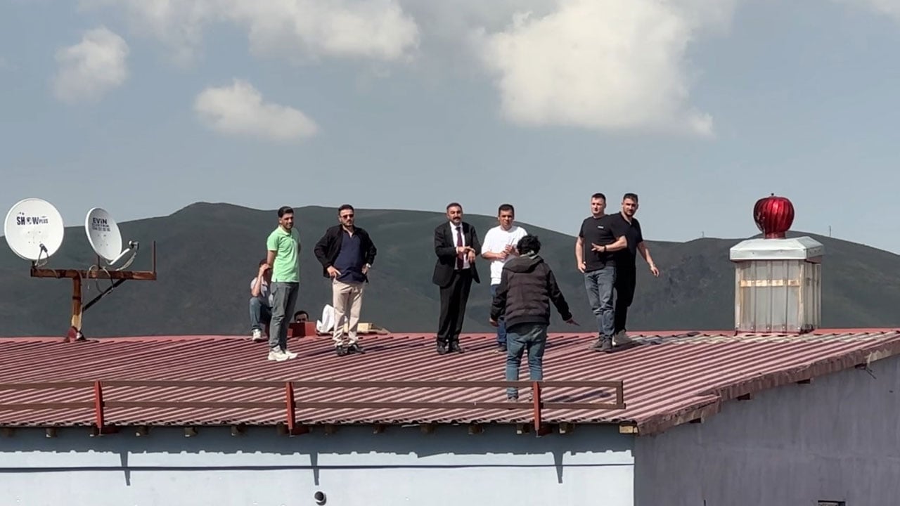 Çatıya çıkan genci intihardan belediye başkanı vazgeçirdi