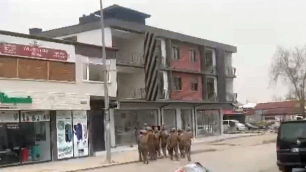 Foto - Çatıya çıkıp etrafa ateş açtı! O şüpheli ‘tanıdık’ çıktı