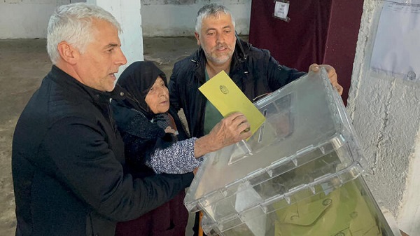 Foto - Çay alım yerine sandık kuruldu