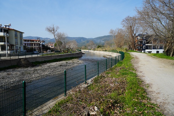 Foto - Çay iki şehri ayırıyor! 10 metre ileride oruç 3 dakika geç açılıyor