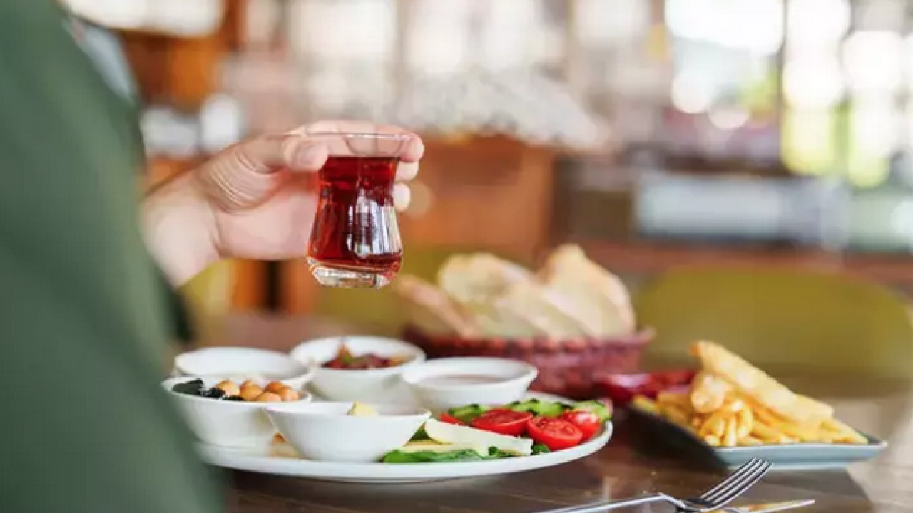 Foto - Çay suyuna 1 parça ekleyin Çayın lezzetini 10 kat artırıyor: Saatlerce taze kalmasını sağlıyor