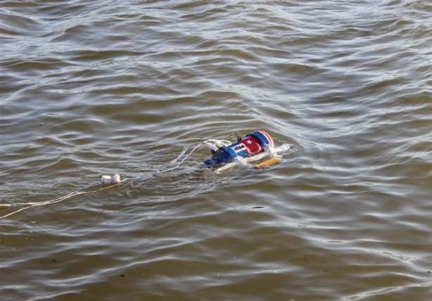 Çay termosundan denizaltı yaptı