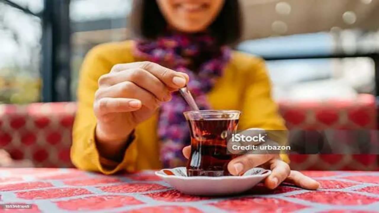 Çay tiryakilerini yakından ilgilendiren bilimsel araştırma! Yanlış içilen çay kalp krizini tetikliyor mu