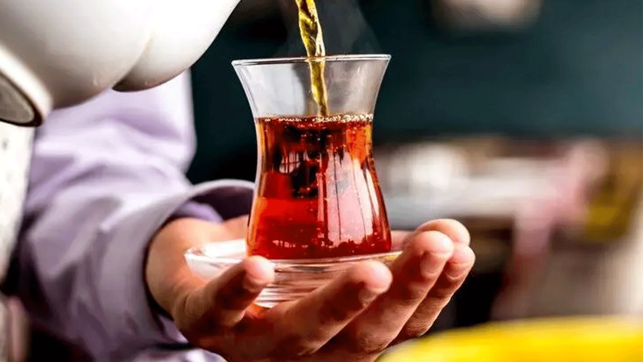 Çayı bu şekilde demleyenler dikkat: Meğer kanser yapıyormuş!