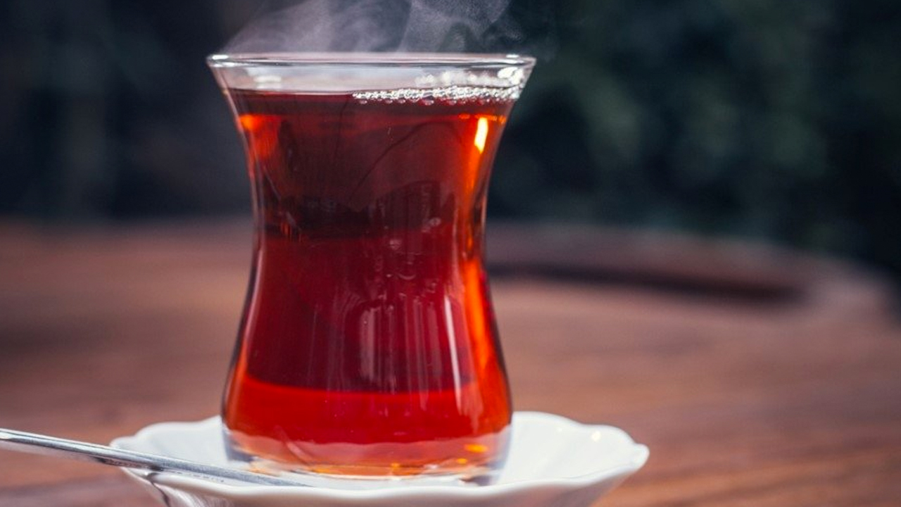 Çayın serüvenini biliyor muydunuz? Bakın sofralarımıza nerelerden geliyormuş: Çay nasıl demlenir?