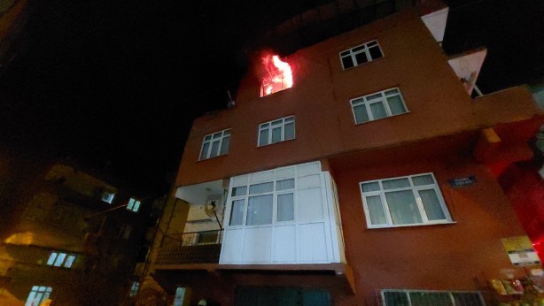 Foto - Cayır cayır yanan evde baygınlık geçirdi, imdadına arkadaşları yetişti