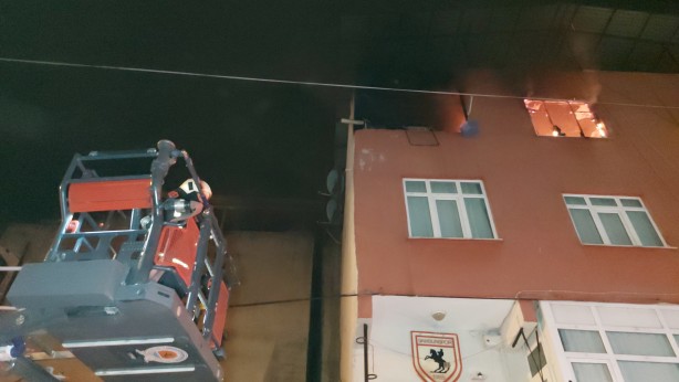 Foto - Cayır cayır yanan evde baygınlık geçirdi, imdadına arkadaşları yetişti