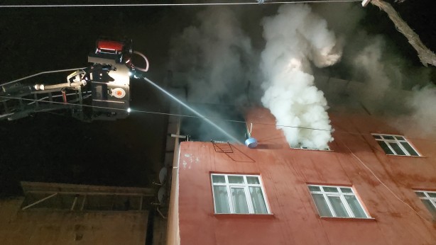 Foto - Cayır cayır yanan evde baygınlık geçirdi, imdadına arkadaşları yetişti