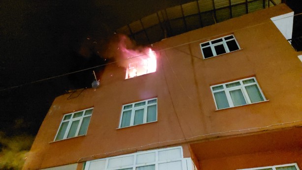 Foto - Cayır cayır yanan evde baygınlık geçirdi, imdadına arkadaşları yetişti