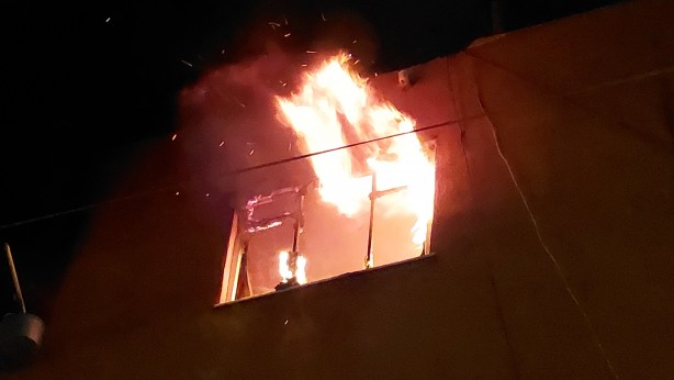 Cayır cayır yanan evde baygınlık geçirdi, imdadına arkadaşları yetişti