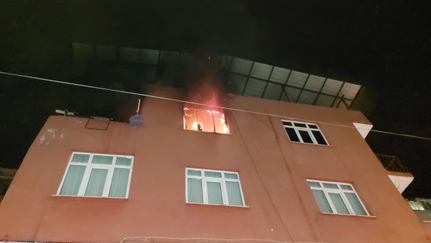 Foto - Cayır cayır yanan evde baygınlık geçirdi, imdadına arkadaşları yetişti