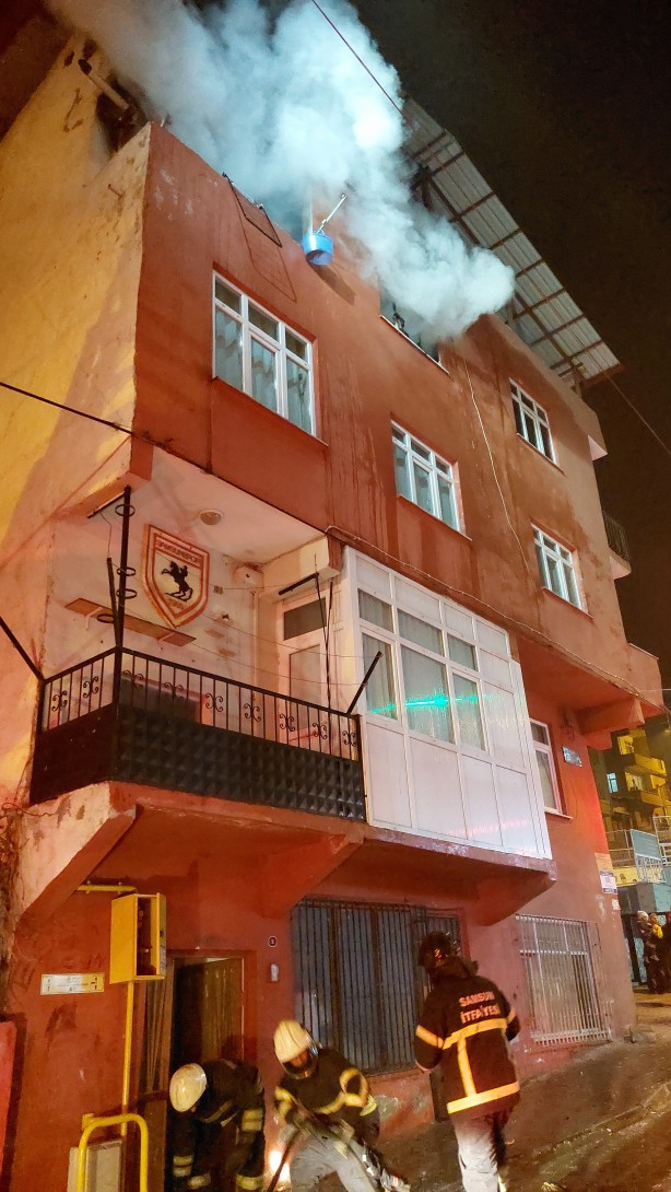 Foto - Cayır cayır yanan evde baygınlık geçirdi, imdadına arkadaşları yetişti