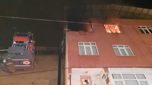 Foto - Cayır cayır yanan evde baygınlık geçirdi, imdadına arkadaşları yetişti