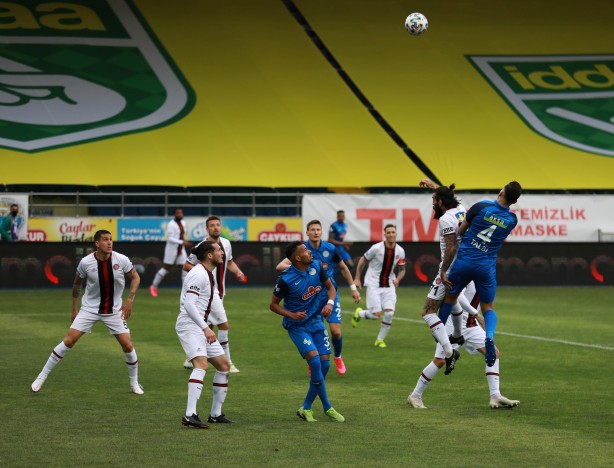 Foto - Çaykur Rizespor-Fatih Karagümrük maçında hakeme çok sert tepki