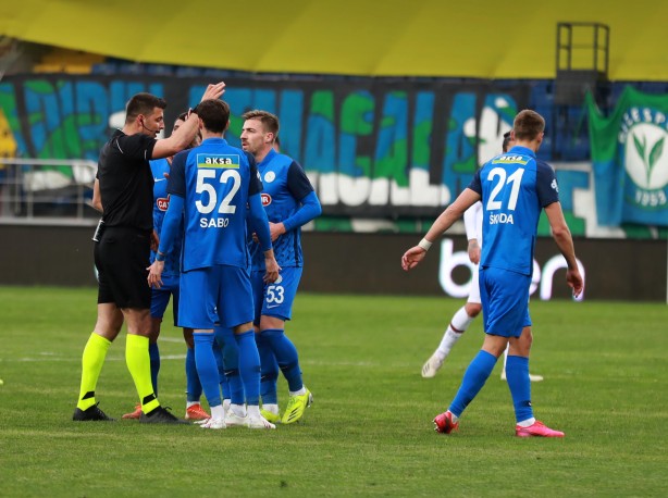 Foto - Çaykur Rizespor-Fatih Karagümrük maçında hakeme çok sert tepki