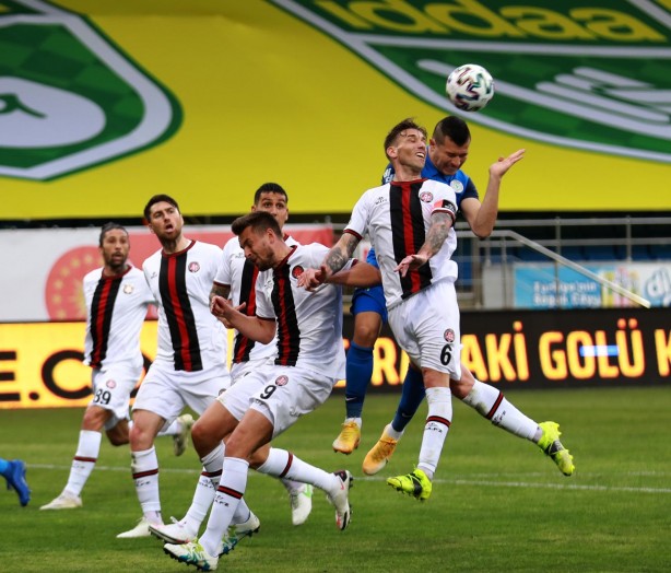 Çaykur Rizespor-Fatih Karagümrük maçında hakeme çok sert tepki