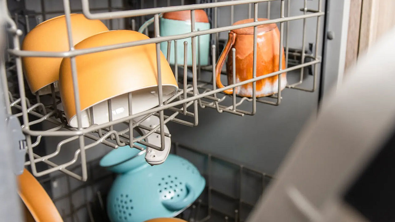 Cebinizi ve makinenizi yıpratıyor! Her gün bulaşık makinesi çalıştırmak zararlı mı?