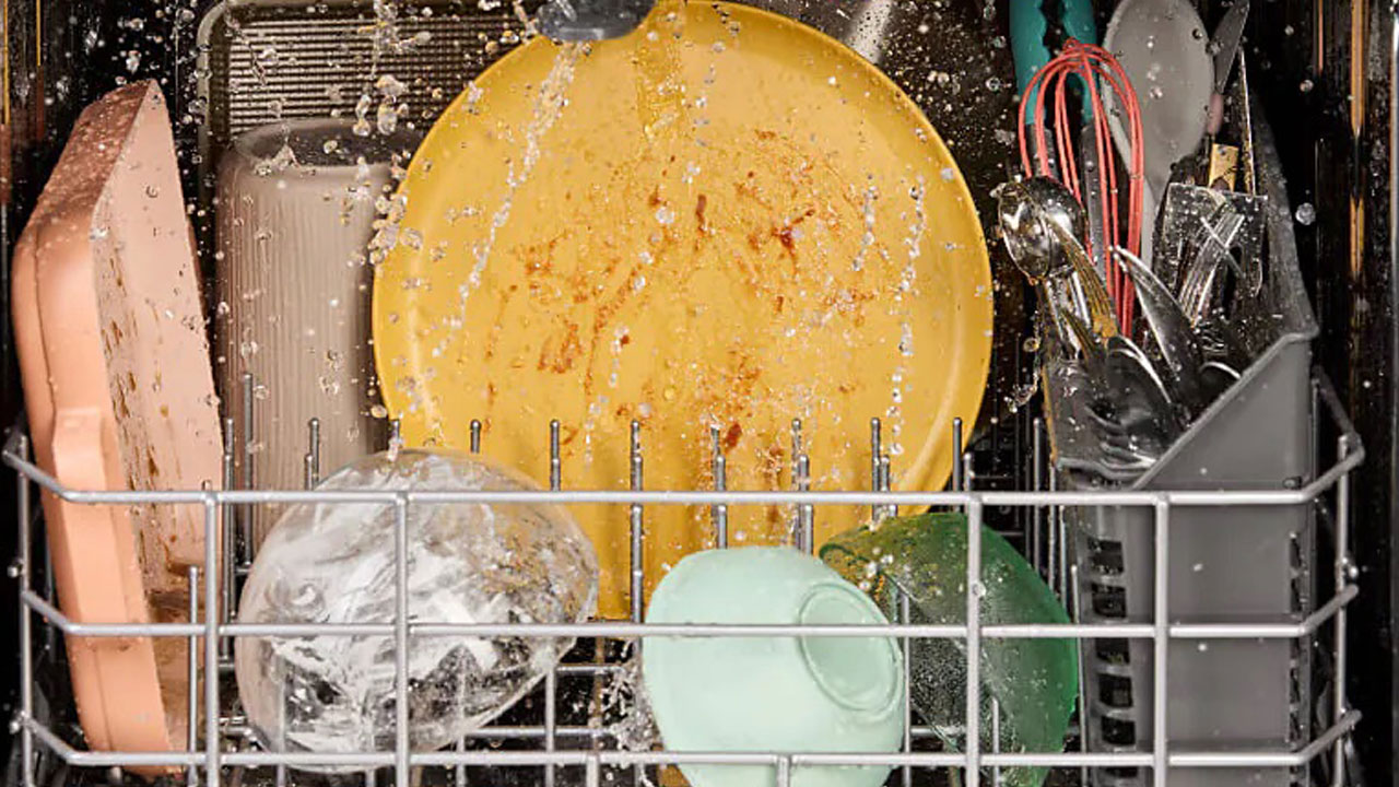 Foto - Cebinizi ve makinenizi yıpratıyor! Her gün bulaşık makinesi çalıştırmak zararlı mı?