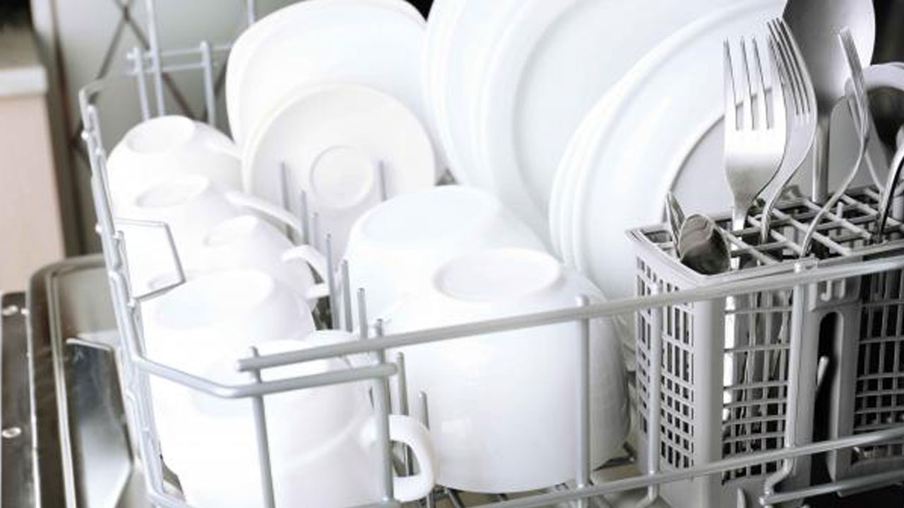 Foto - Cebinizi ve makinenizi yıpratıyor! Her gün bulaşık makinesi çalıştırmak zararlı mı?