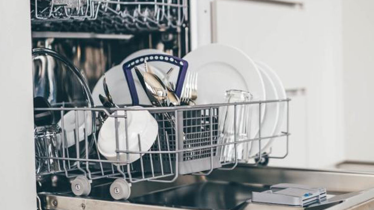 Foto - Cebinizi ve makinenizi yıpratıyor! Her gün bulaşık makinesi çalıştırmak zararlı mı?