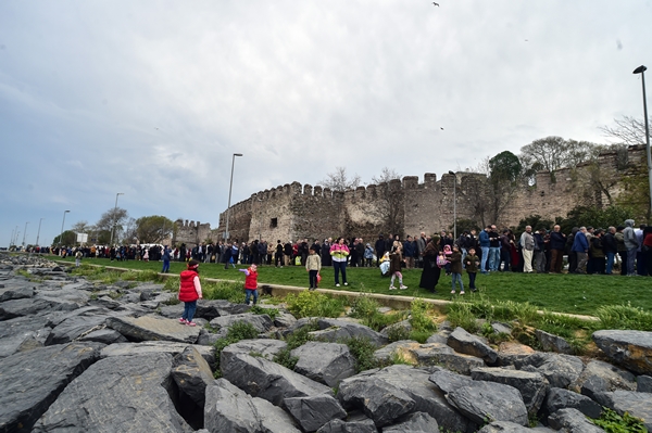 Foto - Çekemeyenler bakıp bakıp çatlasın! CHP'nin tüp kuyruğu değil "TCG Anadolu" kuyruğu