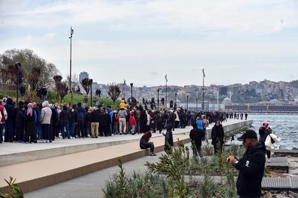 Foto - Çekemeyenler bakıp bakıp çatlasın! CHP'nin tüp kuyruğu değil "TCG Anadolu" kuyruğu