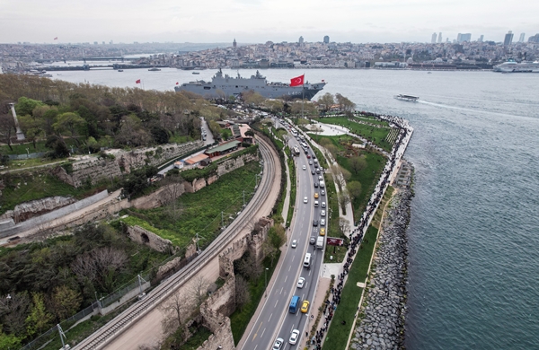 Foto - Çekemeyenler bakıp bakıp çatlasın! CHP'nin tüp kuyruğu değil "TCG Anadolu" kuyruğu