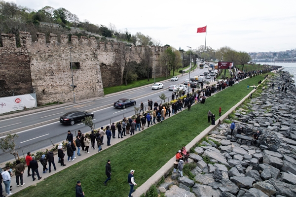 Foto - Çekemeyenler bakıp bakıp çatlasın! CHP'nin tüp kuyruğu değil "TCG Anadolu" kuyruğu