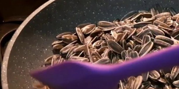 Foto - Çekirdek nasıl kavrulur: Tavada, fırında ay çekirdeği kavurma yöntemleri! Satın almak için akın ediyorlar