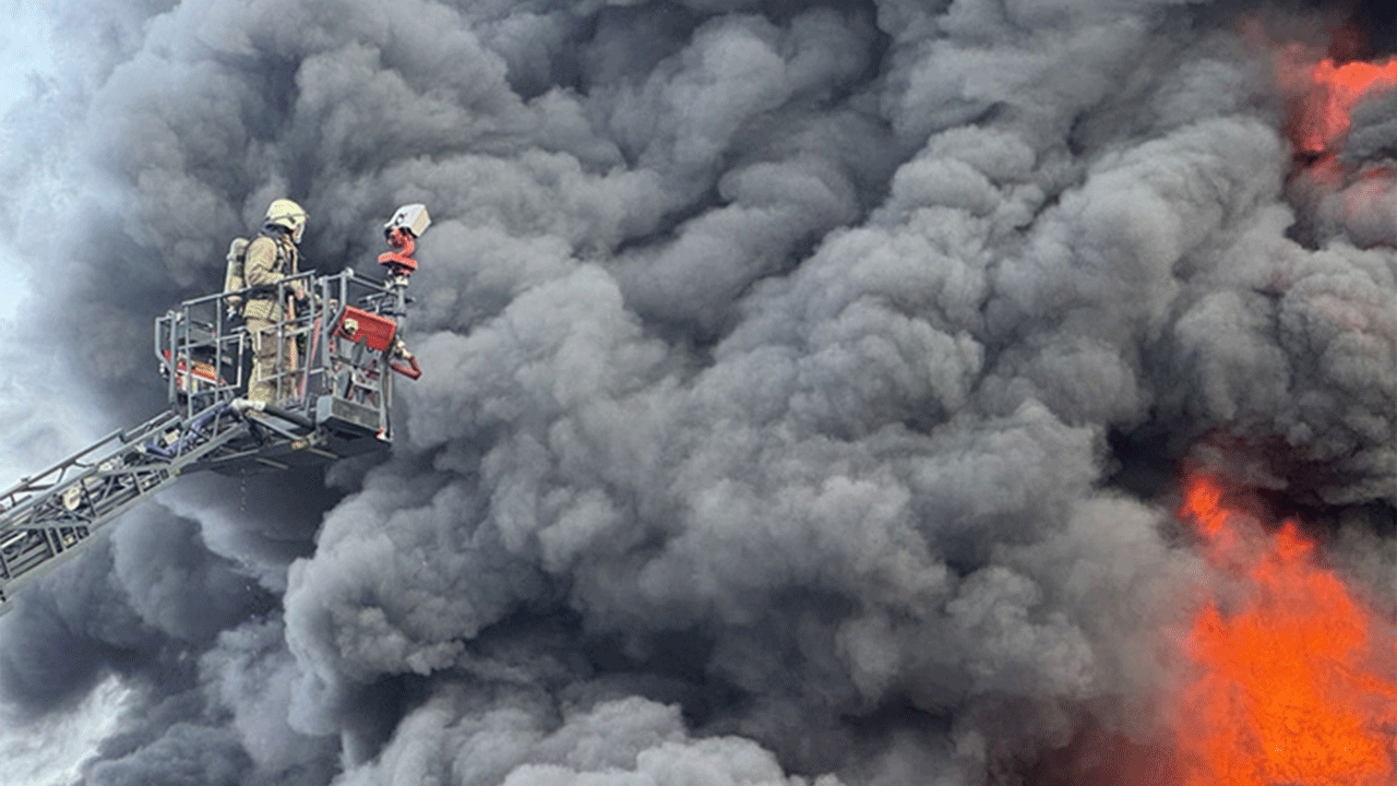 Çekmeköy’de lastik deposunda dev yangın! Alevler gökyüzünü kapladı!