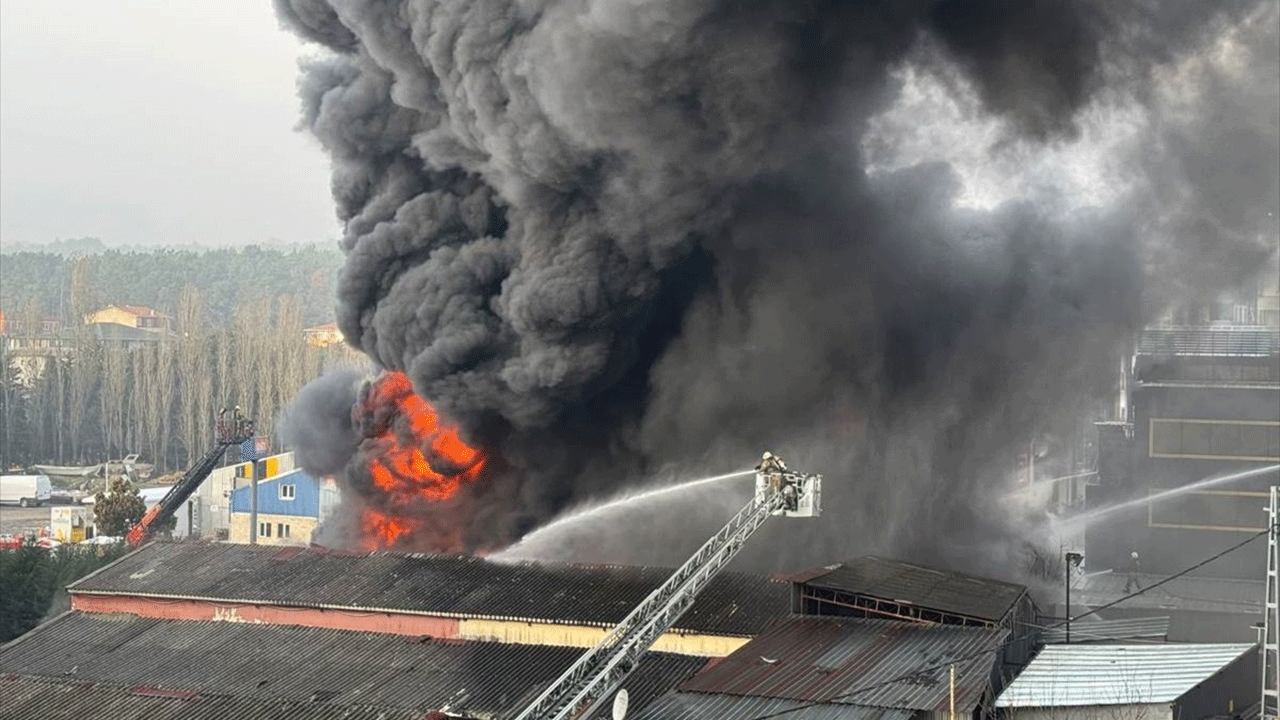 Foto - Çekmeköy’de lastik deposunda dev yangın! Alevler gökyüzünü kapladı!
