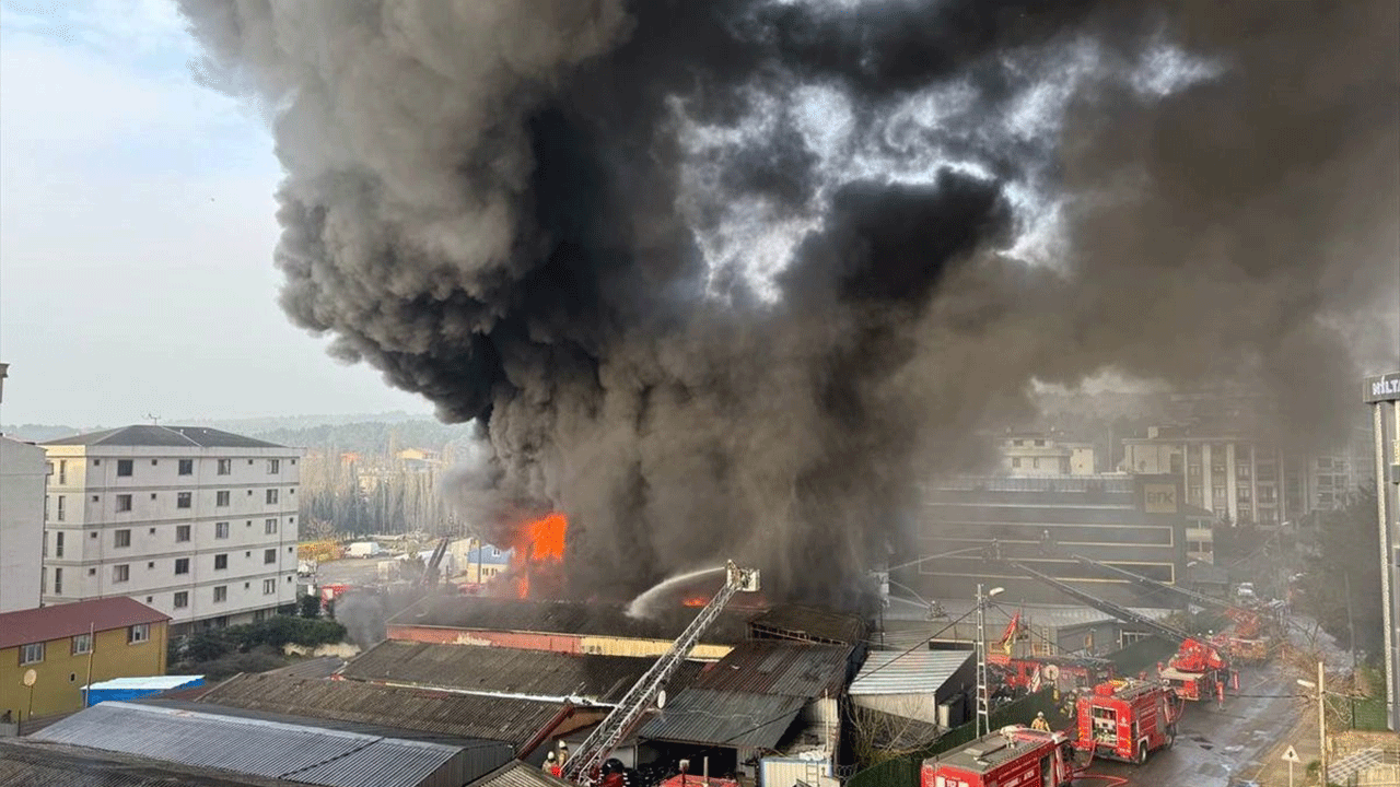 Foto - Çekmeköy’de lastik deposunda dev yangın! Alevler gökyüzünü kapladı!