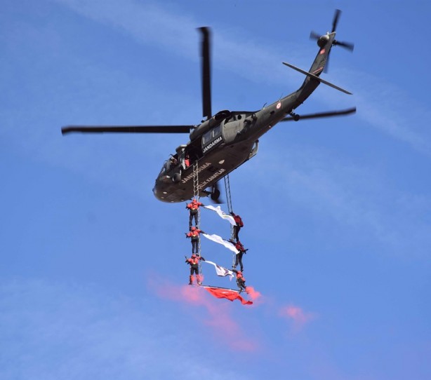 Foto - Çelik Kanatlar ve Jandarma Mehteran Takımı'ndan gösteri