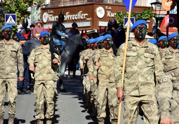 Çelik Kanatlar ve Jandarma Mehteran Takımı'ndan gösteri