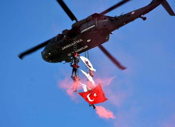 Foto - Çelik Kanatlar ve Jandarma Mehteran Takımı'ndan gösteri